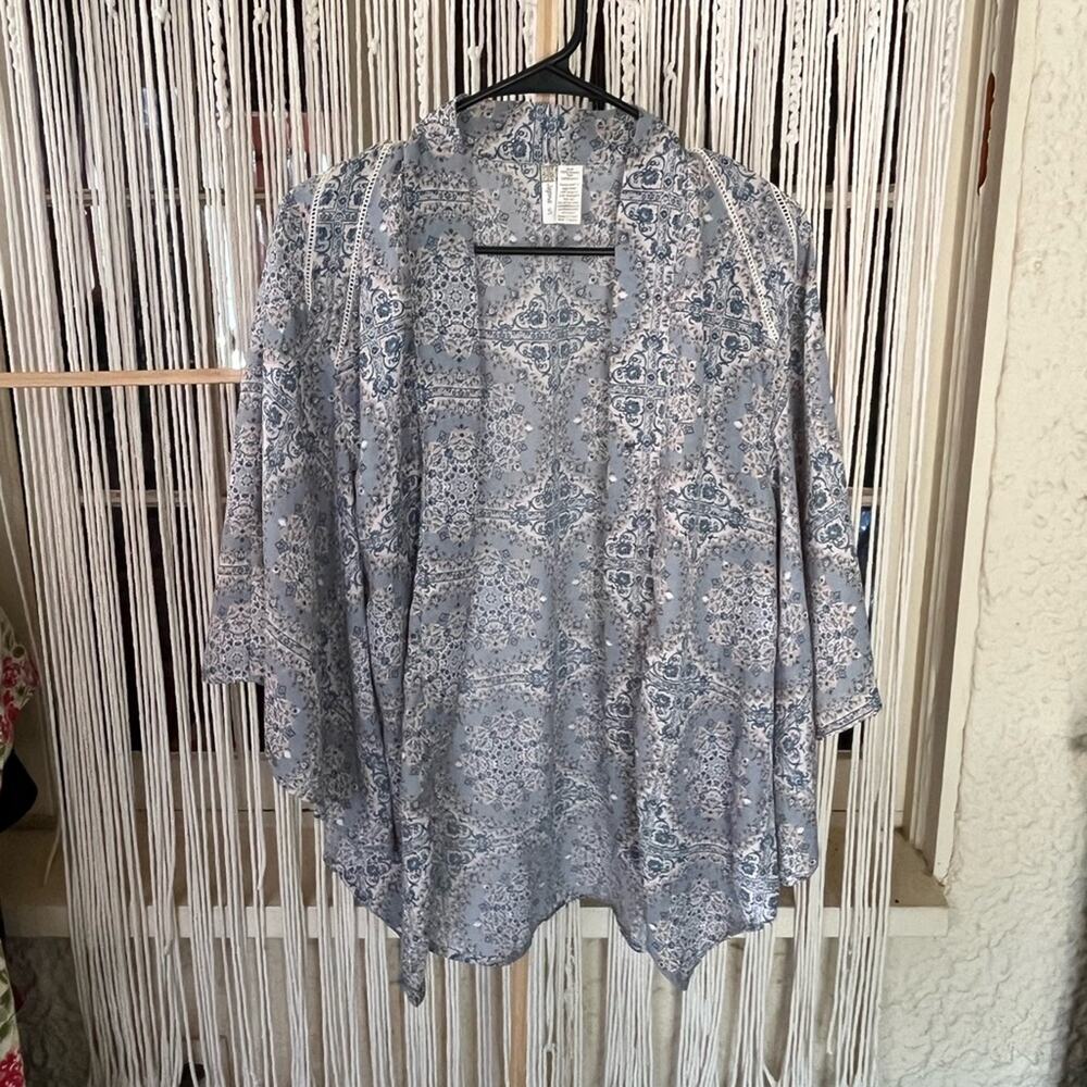 Japna Floral Blue and Cream Kimono (A)